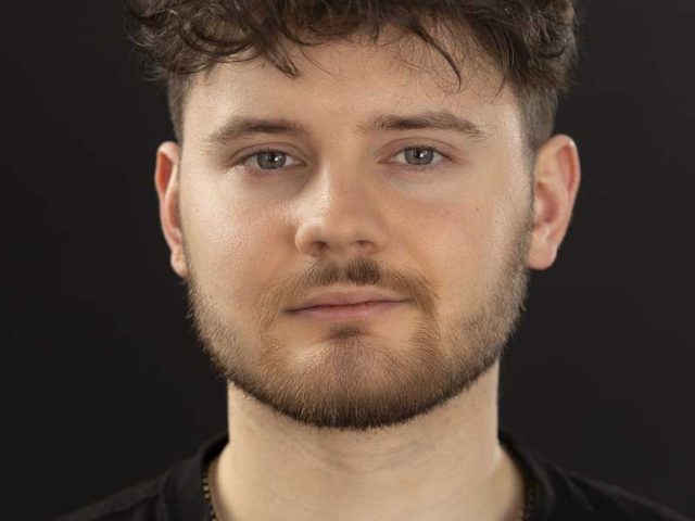 Headshot-Wiktor-10x8-1